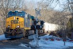 CSX 881 leads Q425 west at Upper Russell Road 